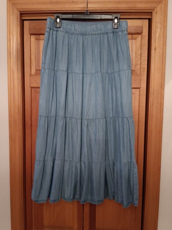 Chaps Dresses & Skirts - Chaps Women's Tiered Chambray Skirt, size M